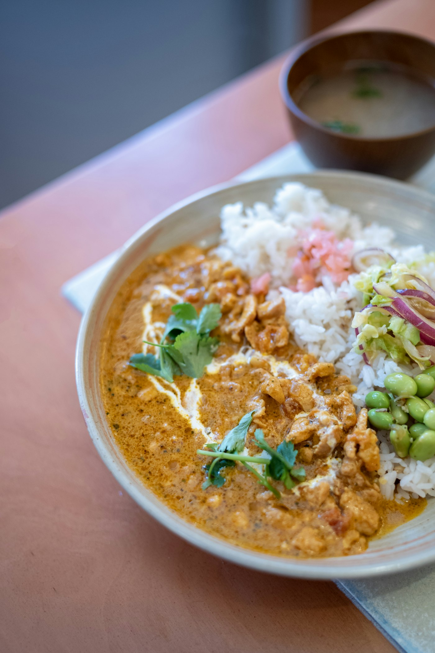 A serving of chicken karahi with roti